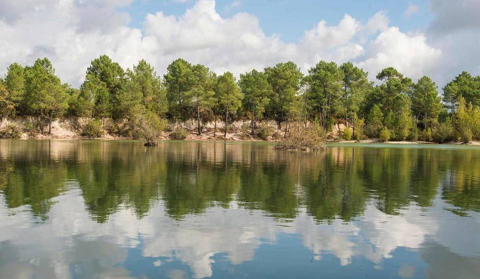 À moins de 30 minutes de Bordeaux, ce lac caché au cœur d&rsquo;une forêt et né d’une ancienne carrière métamorphosée dévoile des eaux d’une clarté surprenante