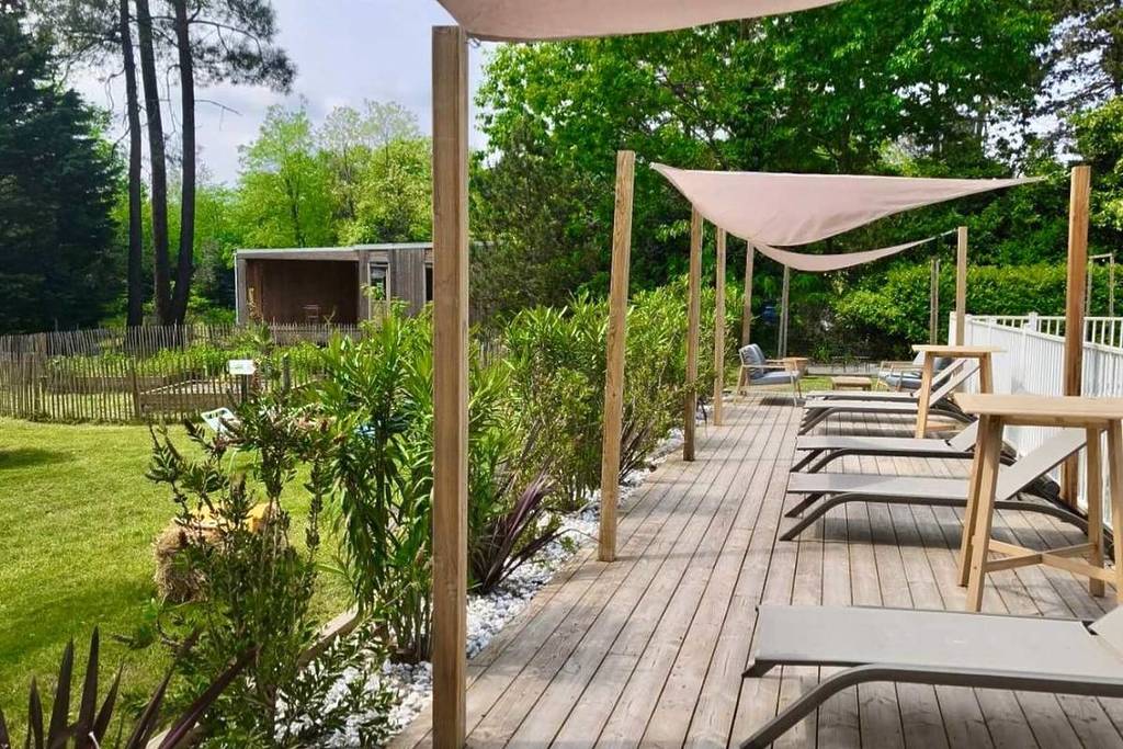 Le Transat open-air café near Bordeaux