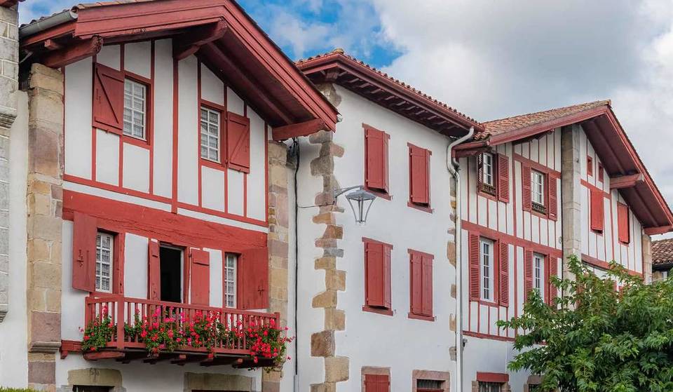 “A postcard-perfect setting”: just 2.5 hours from Bordeaux, this village nestled among green hills is one of the most beautiful in France