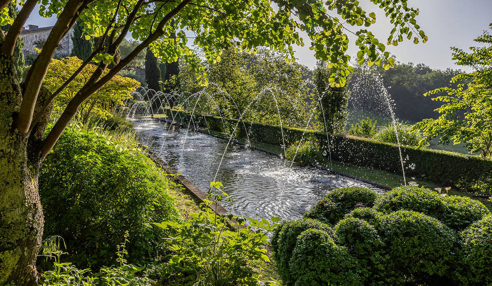 This Tuscan-style garden features climbing roses, fountain-filled ponds, and a tea room with a panoramic view of the Dordogne—the perfect spring getaway just 1 hour and 15 minutes from Bordeaux