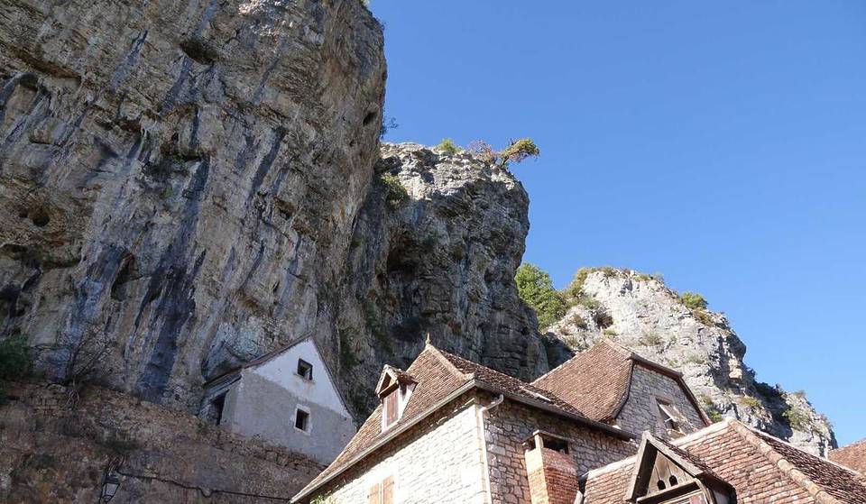 This picturesque village on the banks of the Dordogne, once a refuge for Edith Piaf, features a beach at the foot of the cliffs where you can cool off in the summer, less than 3 hours from Bordeaux