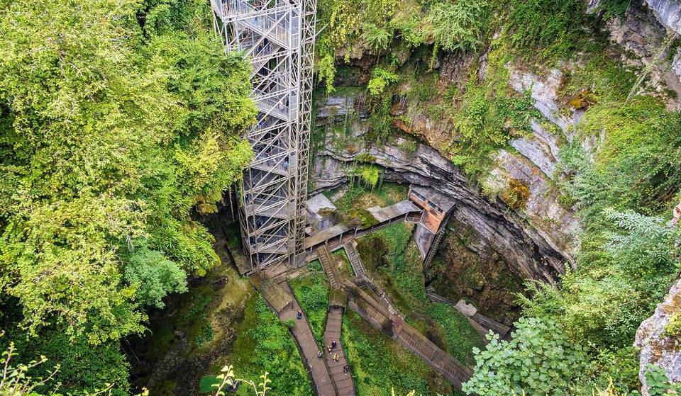 À moins de 3h de Bordeaux, cet immense abîme de 100 mètres de profondeur cache une rivière souterraine et un mystérieux labyrinthe de roches qui se visite en barque