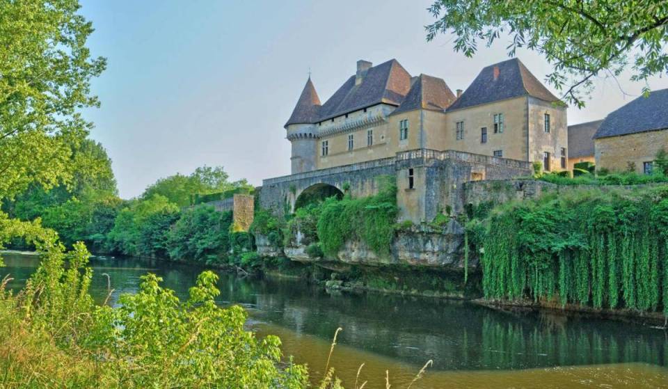 Overlooking the valley in a lush green setting, this castle and its remarkable garden—just 2 hours and 15 minutes from Bordeaux—are one of the finest examples of the Périgord Renaissance.