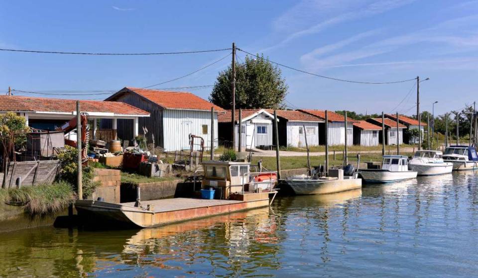 Oubliez Arcachon cet été, ce village à 1h de Bordeaux abrite la plus grande piscine d’eau de mer d’Europe et un petit port ostréicole pittoresque où déguster des huîtres fraîches