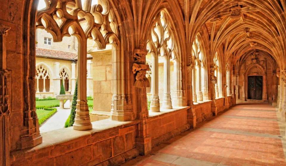 À 2h15 de Bordeaux, ce village au cœur de la forêt renferme l&rsquo;un des cloîtres les plus remarquables de France – il a même abrité une relique longtemps considérée comme le Saint-Suaire
