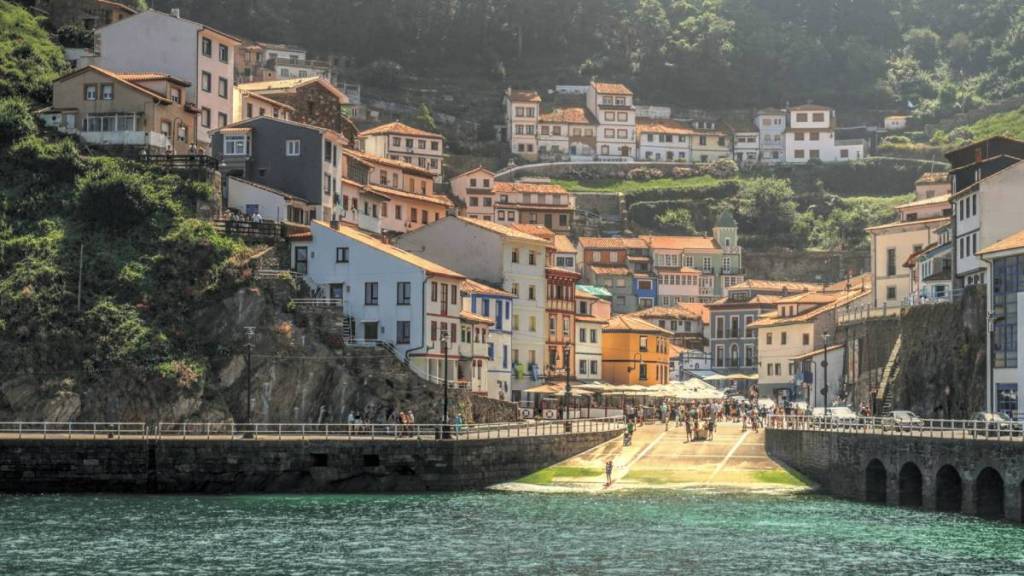 À 3 heures en avion de Bordeaux, on se croirait dans un village des Cinque Terre italiennes… sauf que c&rsquo;est dans le nord de l&rsquo;Espagne, avec en prime un rituel insolite vieux de plus de 500 ans