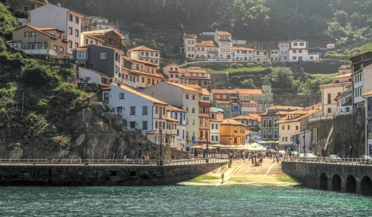 À 3 heures en avion de Bordeaux, on se croirait dans un village des Cinque Terre italiennes… sauf que c’est dans le nord de l’Espagne, avec en prime un rituel insolite vieux de plus de 500 ans