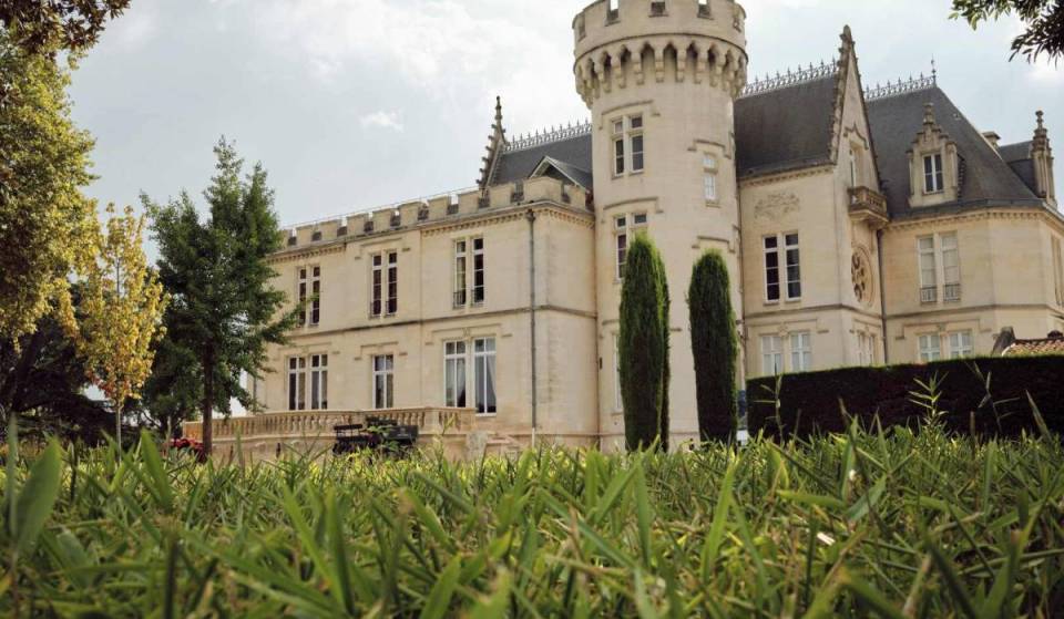 « Un voyage entre patrimoine et grands crus » : à 15 minutes de Bordeaux, ce château et vignoble d&rsquo;un ancien pape dévoile des jardins tropicaux et une verrière signée Gustave Eiffel