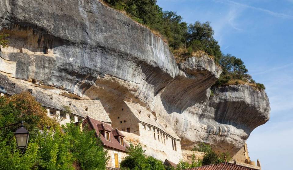 Surnommé la « capitale mondiale de la Préhistoire », ce village à 2h15 de Bordeaux est niché entre falaises spectaculaires et rivière sauvage