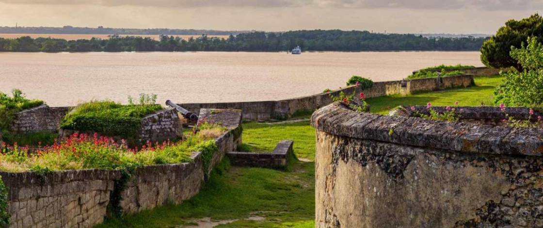 Cette majestueuse forteresse inscrite à l’UNESCO surplombe l’estuaire et cache des souterrains anciens pour un dépaysement fascinant à seulement 1h de Bordeaux