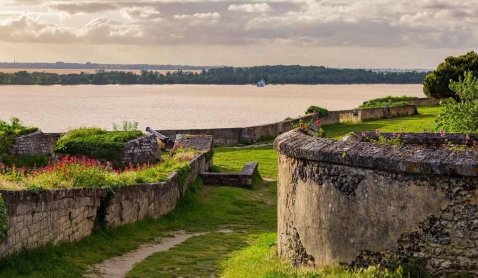 Cette majestueuse forteresse inscrite à l’UNESCO surplombe l’estuaire et cache des souterrains anciens pour un dépaysement fascinant à seulement 1h de Bordeaux