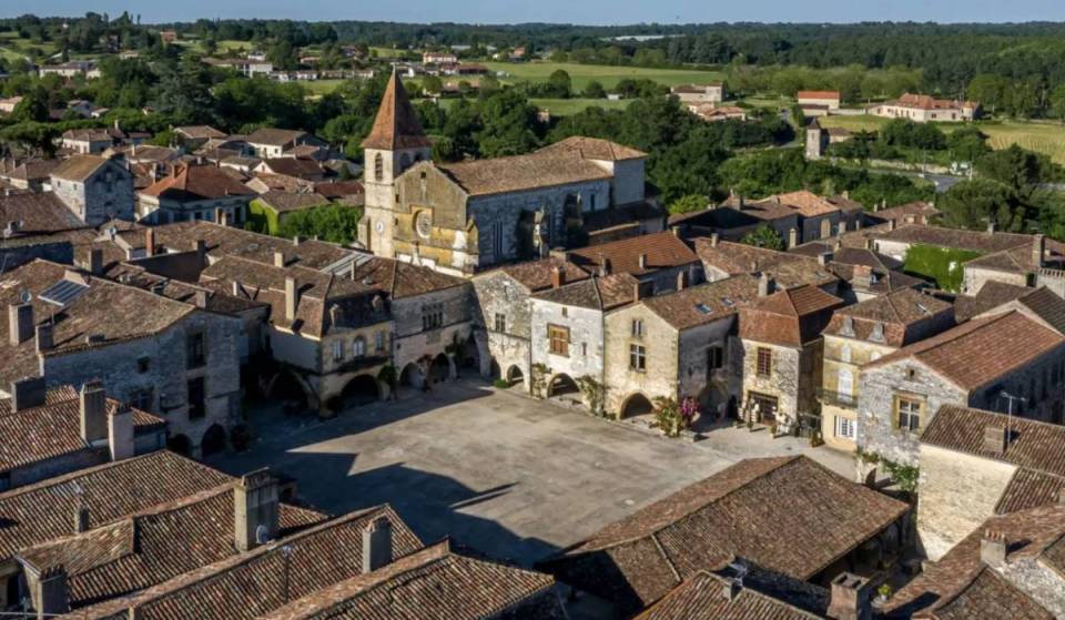À 2h de Bordeaux, ce « Plus Beau Village de France » d’à peine 500 habitants surpasse la capitale : sa densité de monuments historiques est près de 80 fois supérieure à celle de Paris