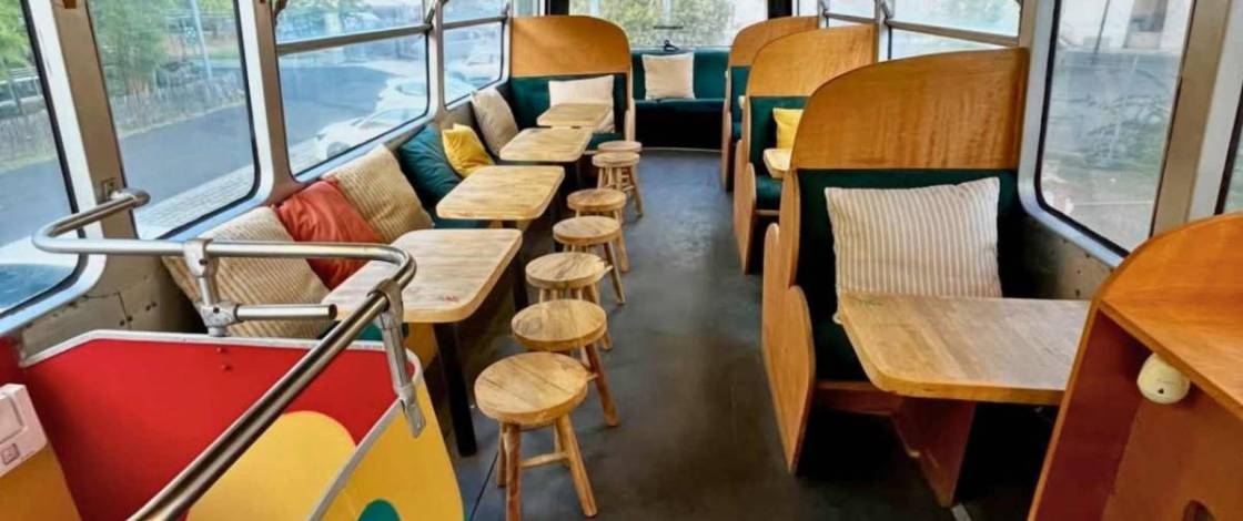 Un restaurant installé dans un ancien bus anglais à étage : le nouveau concept insolite à deux pas de Bordeaux qui régale les amateurs de street-food