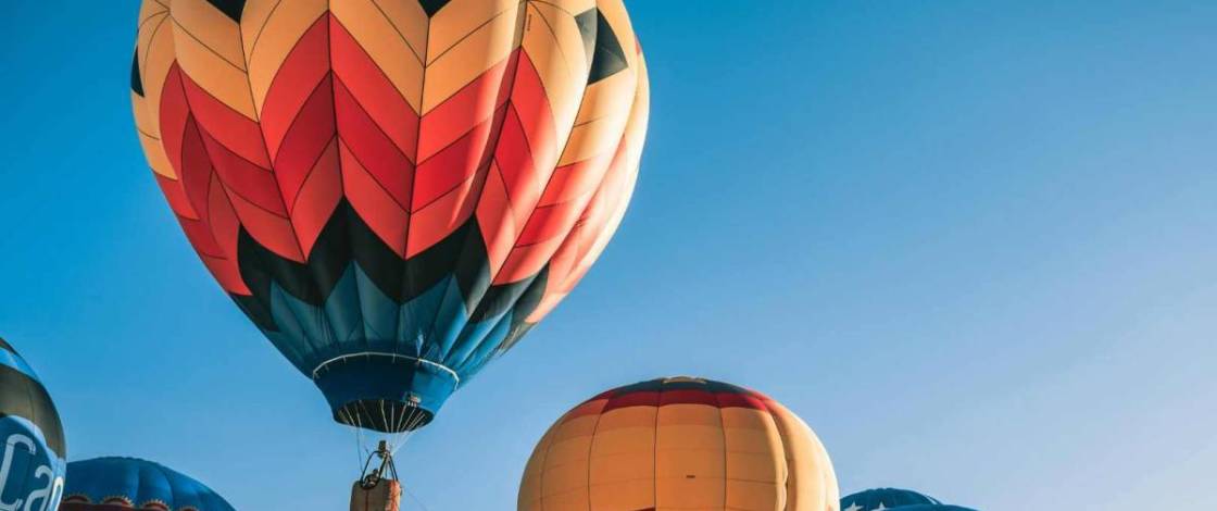 Après 5 ans d’absence, les montgolfières prennent de nouveau leur envol dans le ciel girondin avec le grand retour des Montgolfiades du Saint-Émilionnais : un spectacle sensationnel et gratuit