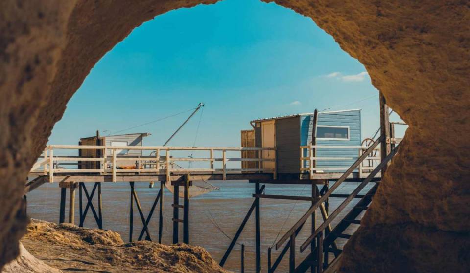 À seulement 1h30 de Bordeaux, cet ancien village de pêcheurs surprend avec ses carrelets typiques, criques intimistes et grottes troglodytiques