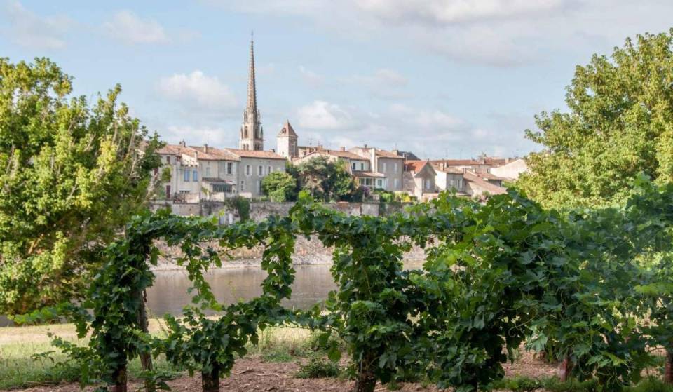 Just a 1-hour TER ride from Bordeaux, the oldest bastide in the Southwest is the ideal destination for a day trip along the Dordogne River
