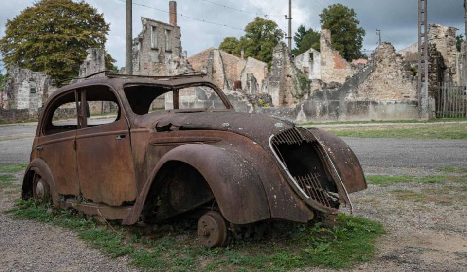 This ghost town, with its deserted streets frozen in time, located 2.5 hours from Bordeaux, is home to the ruins of a tragedy that left an indelible mark on France
