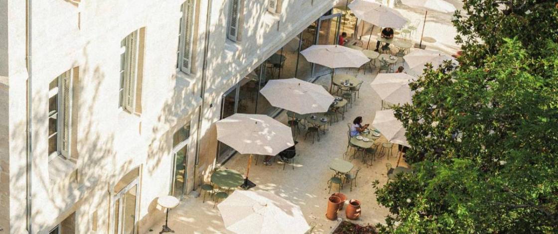 Un bistrot français s’installe à Bordeaux dans un parc boisé de 1,5 hectare avec terrasse, potager et menus dès 35€