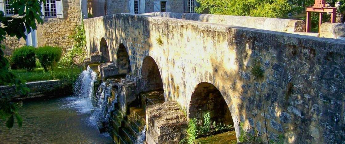Just an hour from Bordeaux, a medieval “golden bridge” and its village offer the perfect getaway to recharge your batteries in the fall