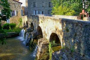 À 1h de Bordeaux, un « pont doré » médiéval et son village offrent une escapade idéale pour se ressourcer en automne
