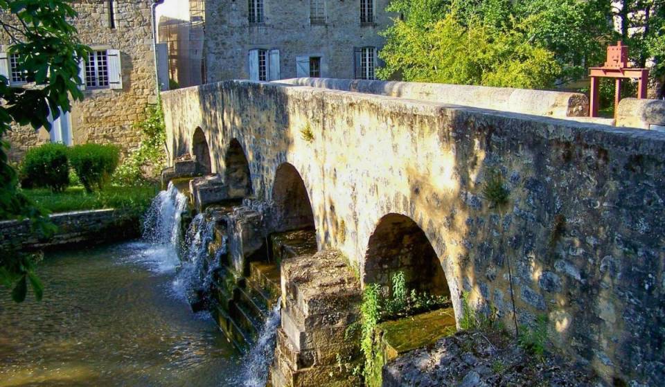 À 1h de Bordeaux, un « pont doré » médiéval et son village offrent une escapade idéale pour se ressourcer en automne