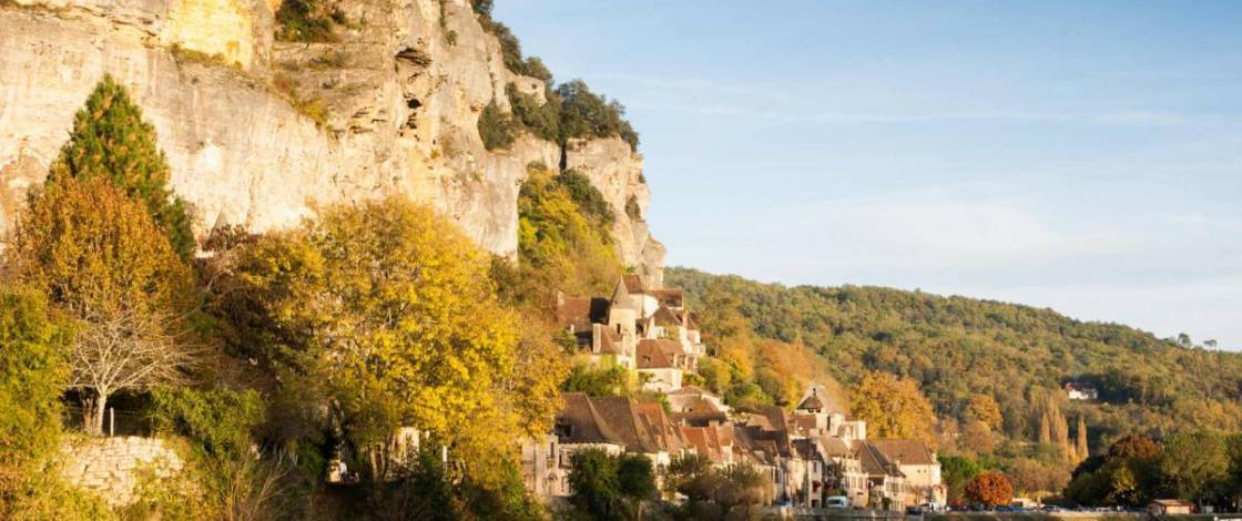 À découvrir en automne, ce « plus beau village de France » dissimule un fort troglodytique surplombant la Dordogne et un microclimat insoupçonné