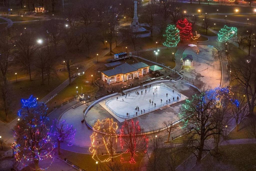 holiday decor at frog pond