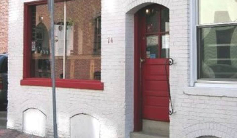 This Hidden Pizza Spot Has Fed Bill Gates, Mark Zuckerberg, Matt Damon, and Ben Affleck