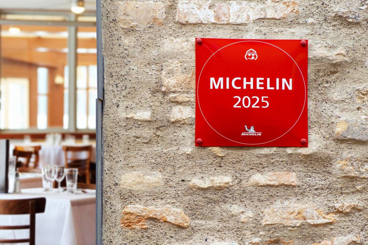 Benelux (Michelin Red Hotel &amp; Restaurant Guides) [洋書] Amazon.co.jp: Benelux (Michelin Red Hotel & Restaurant