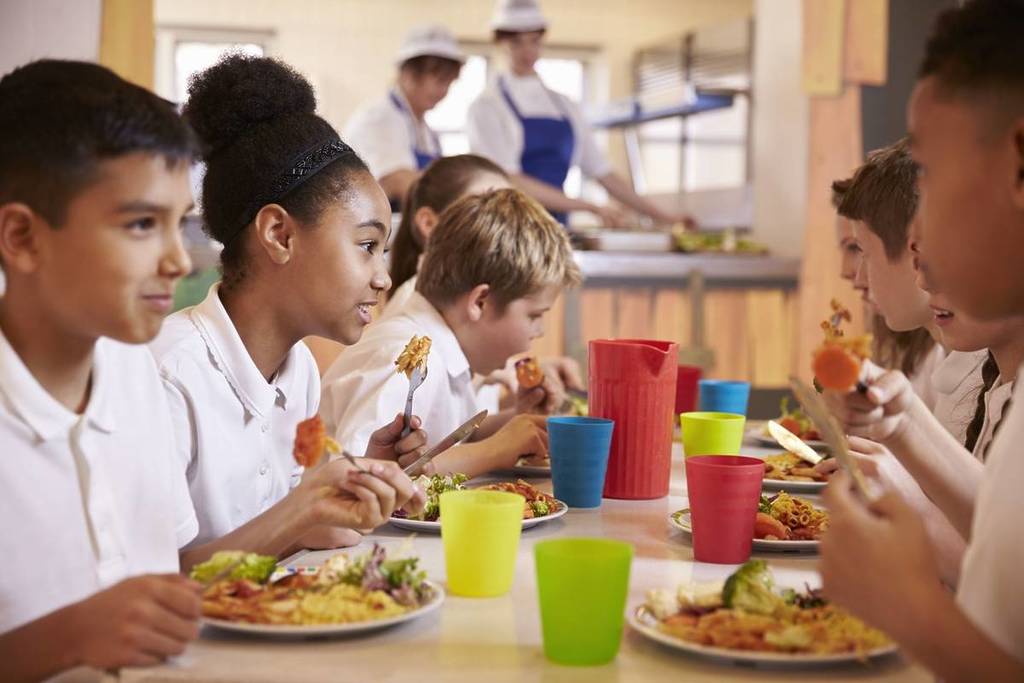kids cafeteria lunch