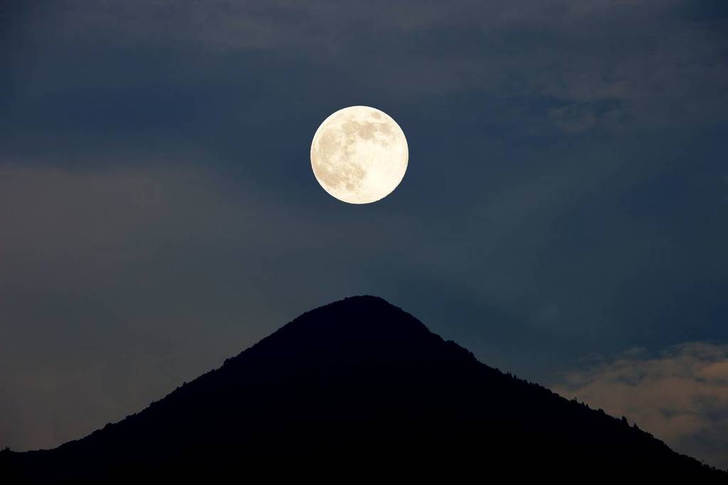 full moon dinner