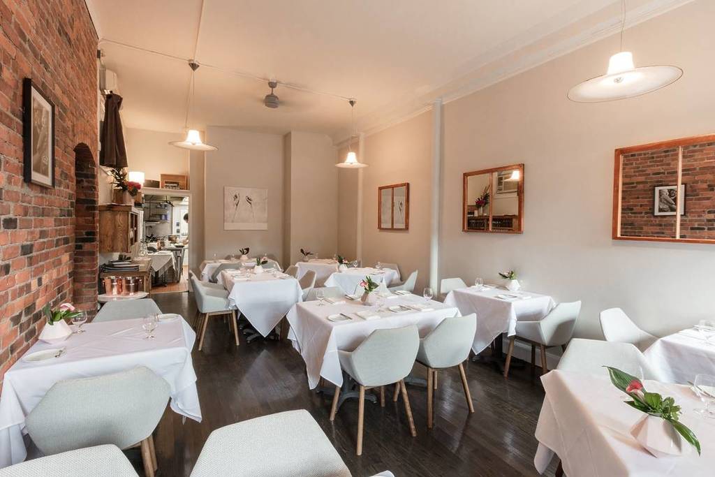 white tablecloth restaurant interior