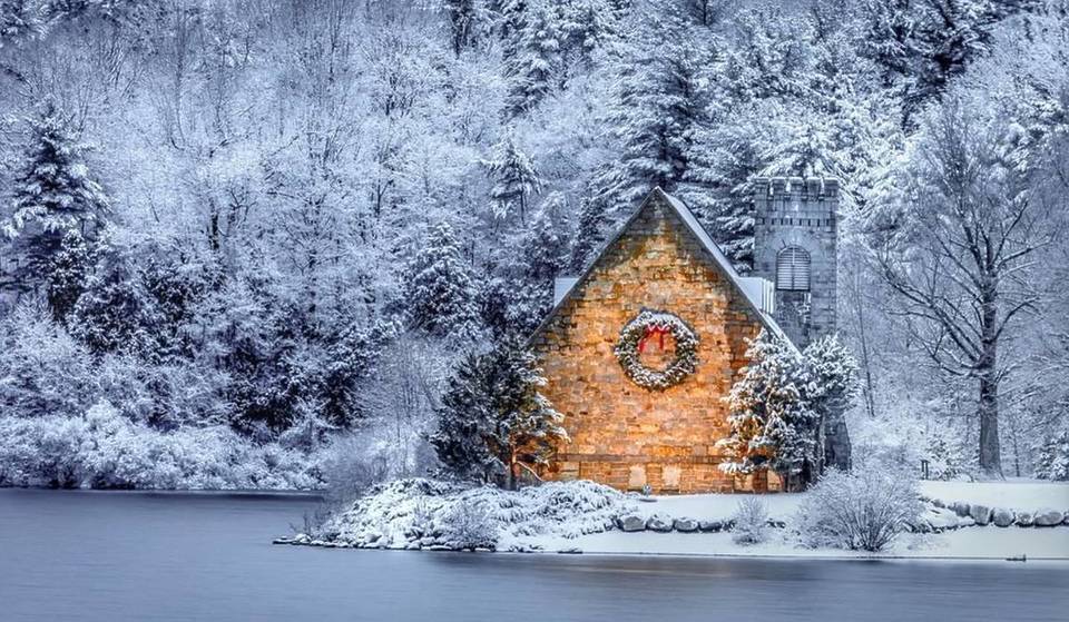 This 135-Year-Old Haunted Building 1 Hour From Boston Is One Of Winter’s Most-Photographed Buildings