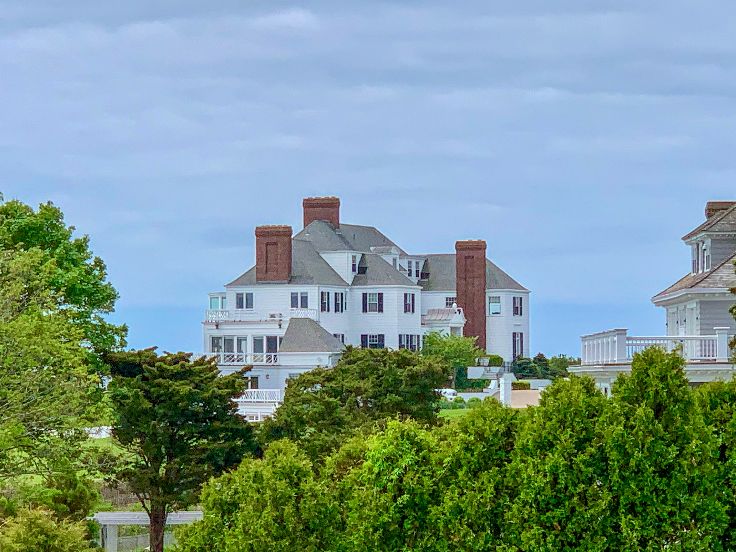 taylor swift holiday home watch hill