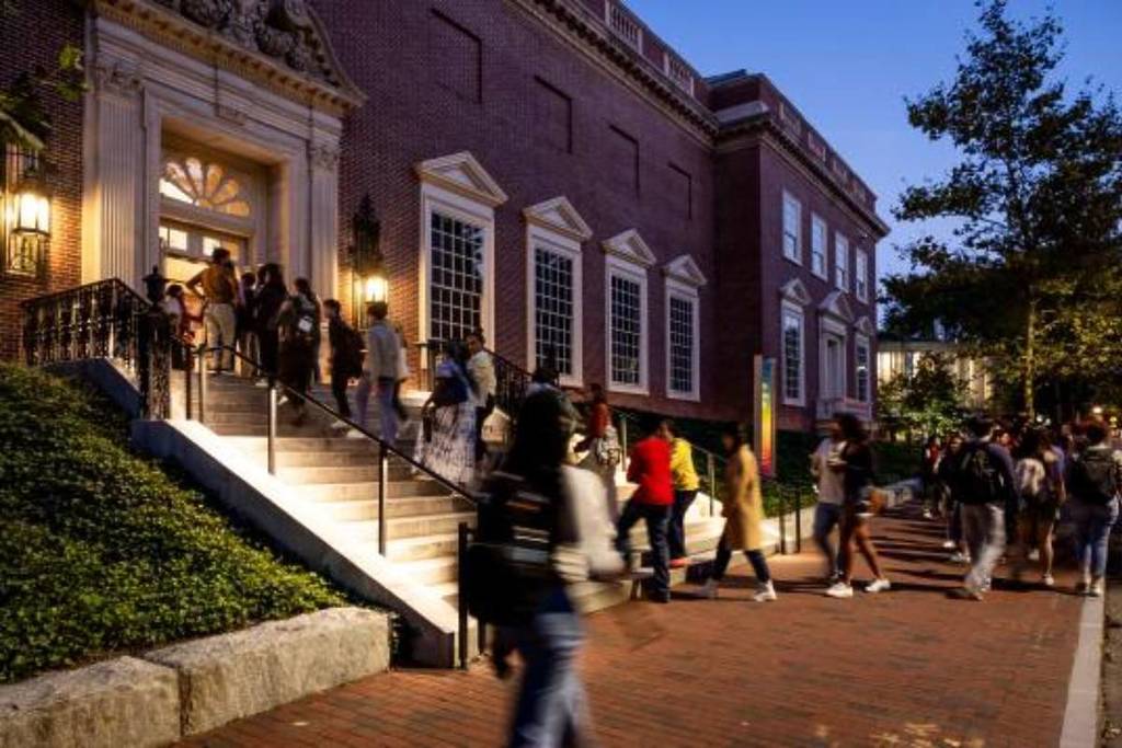 harvard art museums at night