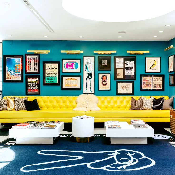 lounge verb hotel