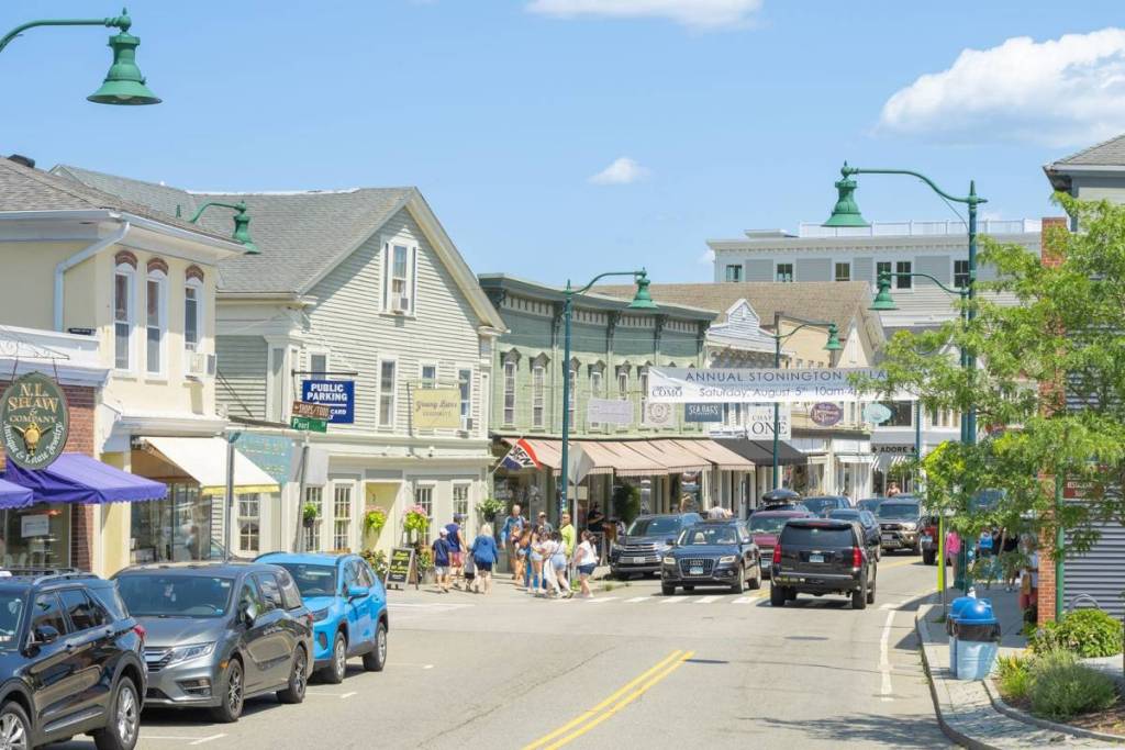 downtown mystic connecticut shops