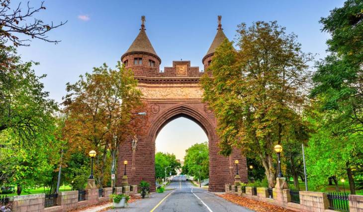 A 48-hour Gilmore Girls festival is coming to this cozy city just 2 hours from Boston—with a look-a-like contest, Luke’s coffee, and more