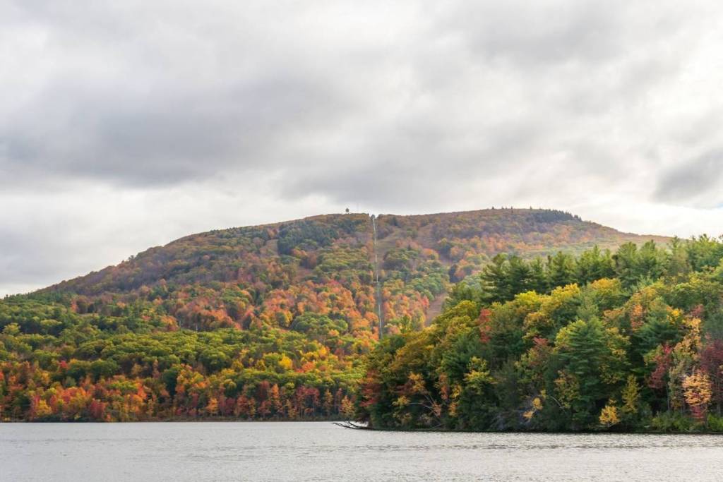 fall foliage mount wachusett