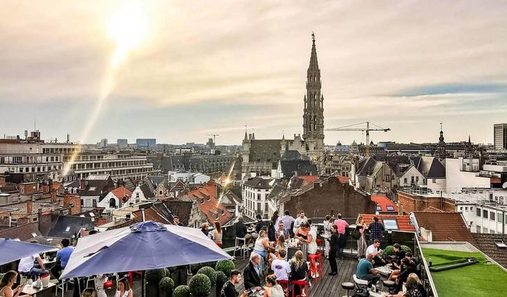 Découvrez les plus beaux rooftops de Bruxelles : une vue à couper le souffle tout en sirotant un cocktail