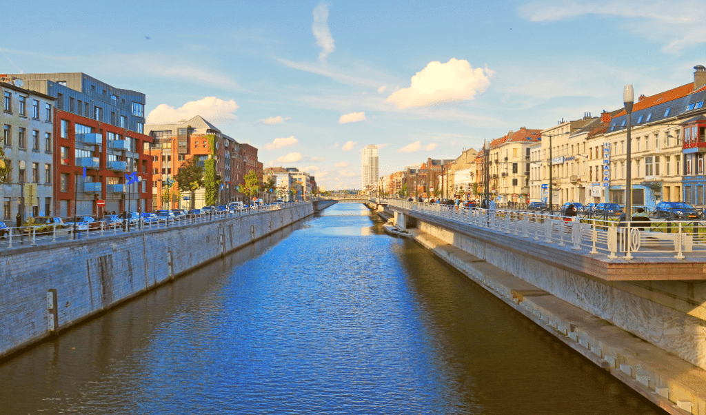 Une piscine gratuite et éphémère s’installe tout l’été sur le canal de Bruxelles !