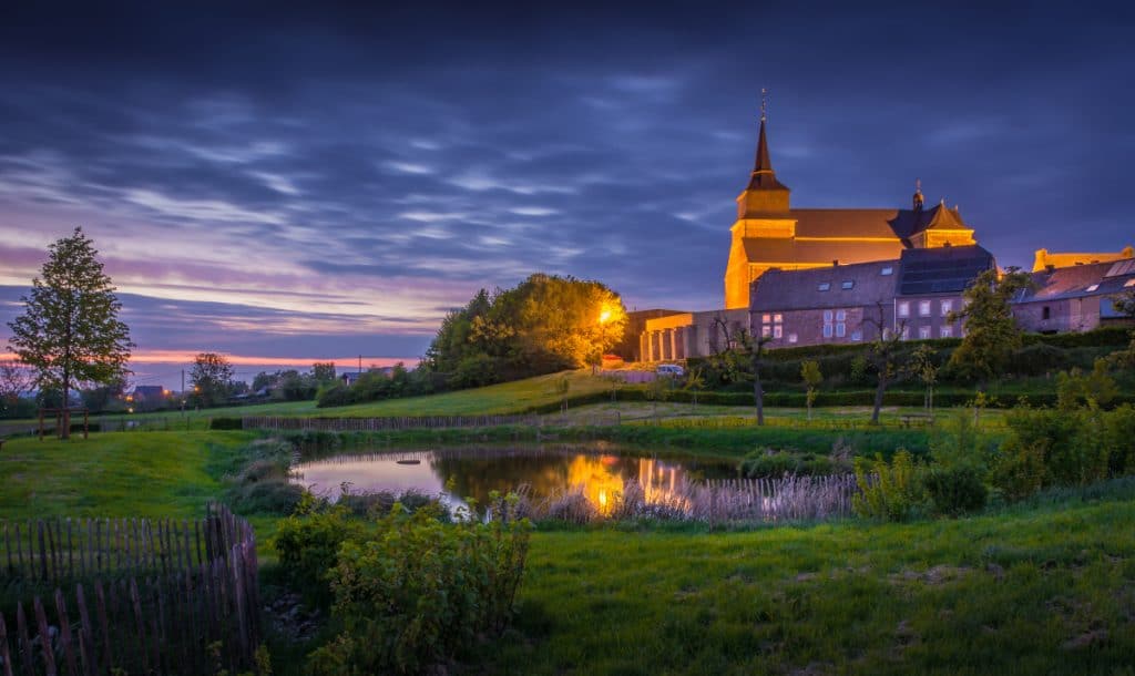 ëglise en hauteur éclairée nuit 