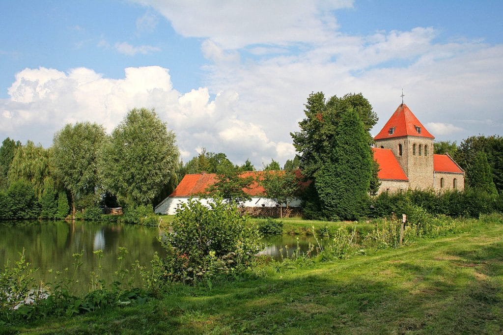 Aubechies église lac et nature en belgique