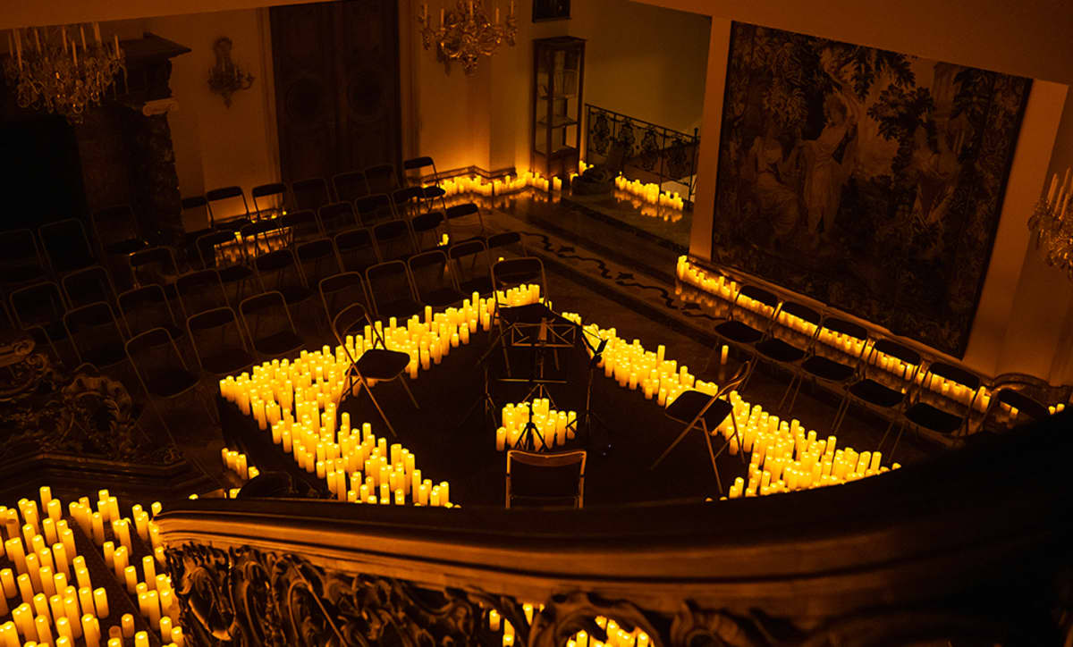 Photo des Salons du 25 recouvert de bougies lors d'un concert Candlelight