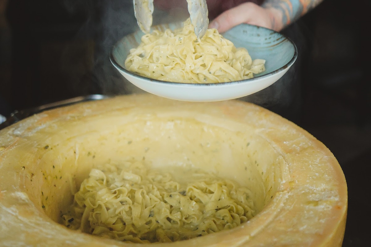 Des pâtes à la truffe dans une roue de parmesan arrivent à Ixelles