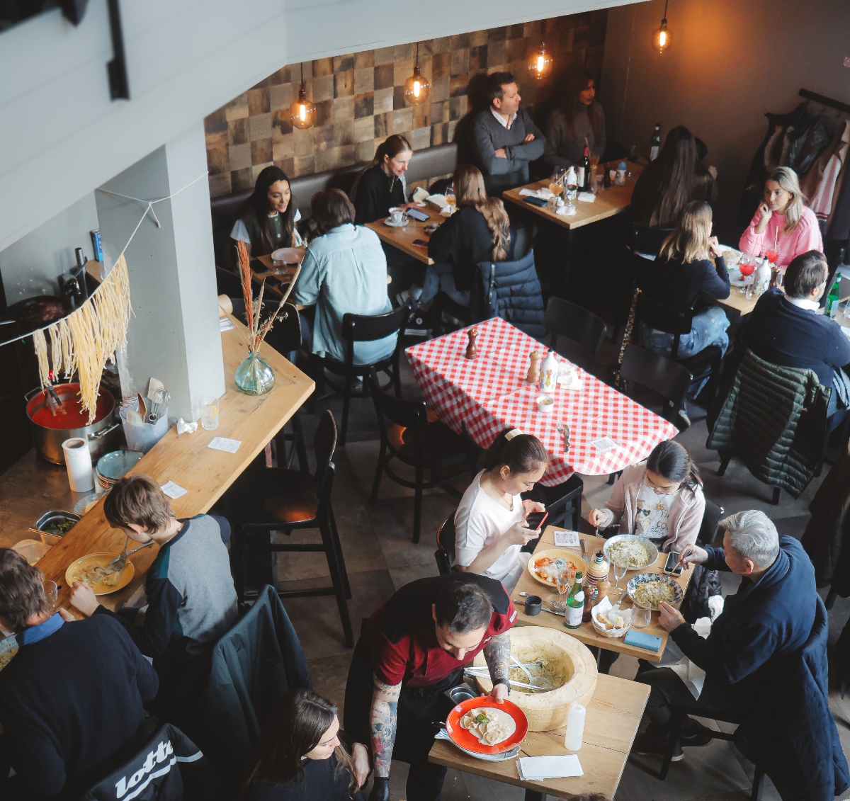 Des pâtes à la truffe dans une roue de parmesan arrivent à Ixelles
