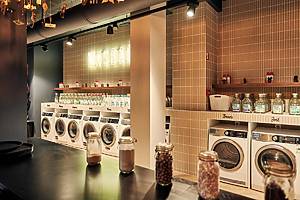 Dans une libraire, dans une cabane dans les arbres, ou encore dans un avion… Testez ces restaurants insolites à Bruxelles pour une expérience hors du commun !