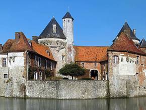 À 2 heures de Bruxelles, dans un espace naturel boisé de 400 hectares, ce château médiéval pittoresque est l&rsquo;un des plus beaux du Nord de la France &#8211; et il semble flotter sur l&rsquo;eau