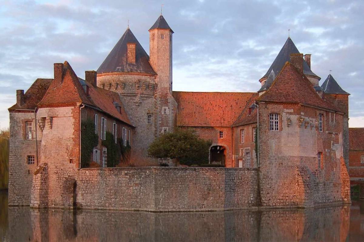 chateau médiéval olhain tours rouges