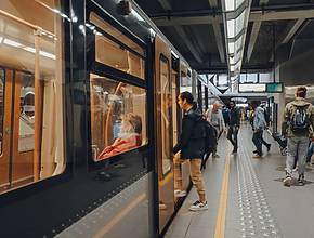 Cette carte de la STIB vous montre le temps de marche entre chaque station de métro à Bruxelles &#8211; pratique pour optimiser vos trajets à l&rsquo;heure de pointe !